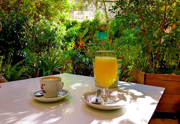 liadisimo terrasse café et jus d'orange