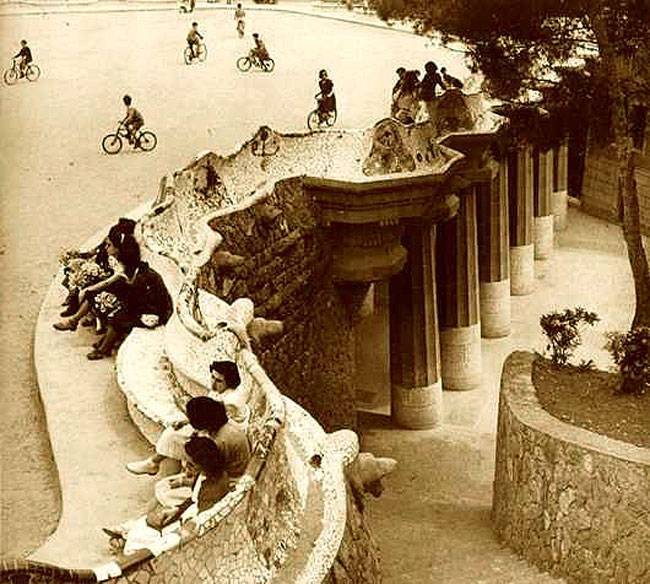 Parc Güell storia e segreti panchina in bianco e nero