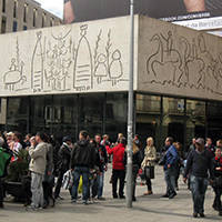 arte pubblica affresco di Picasso sulla piazza della cattedrale