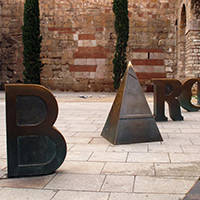 arte pubblica: lettere scolpite: barcino plaça de la catedral