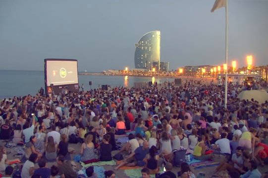 cinema lliure cinema sulla spiaggia attività gratuite