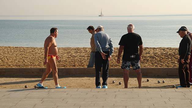 partita di bocce in spiaggia a Barcellona