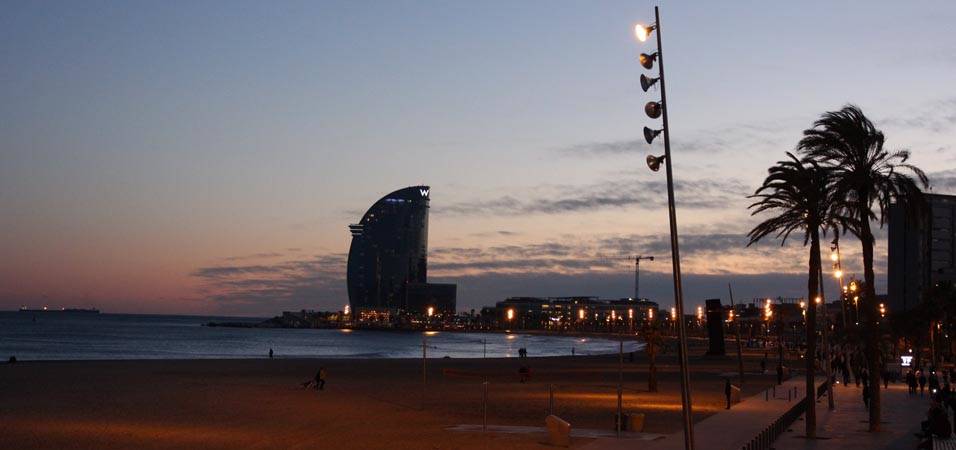 tramonto in riva al mare a Barcellona