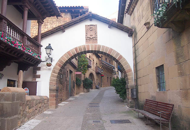 poble espanyol stradina con arco