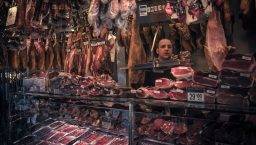 mercato Boqueria prosciutto