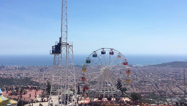 Il Tibidabo, il parco divertimenti da cui guardare Barcellona dall’alto