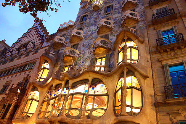 casa batlló di notte