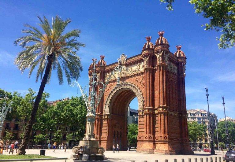 Visita guidata in bici: la passeggiata culturale perfetta per scoprire Barcellona