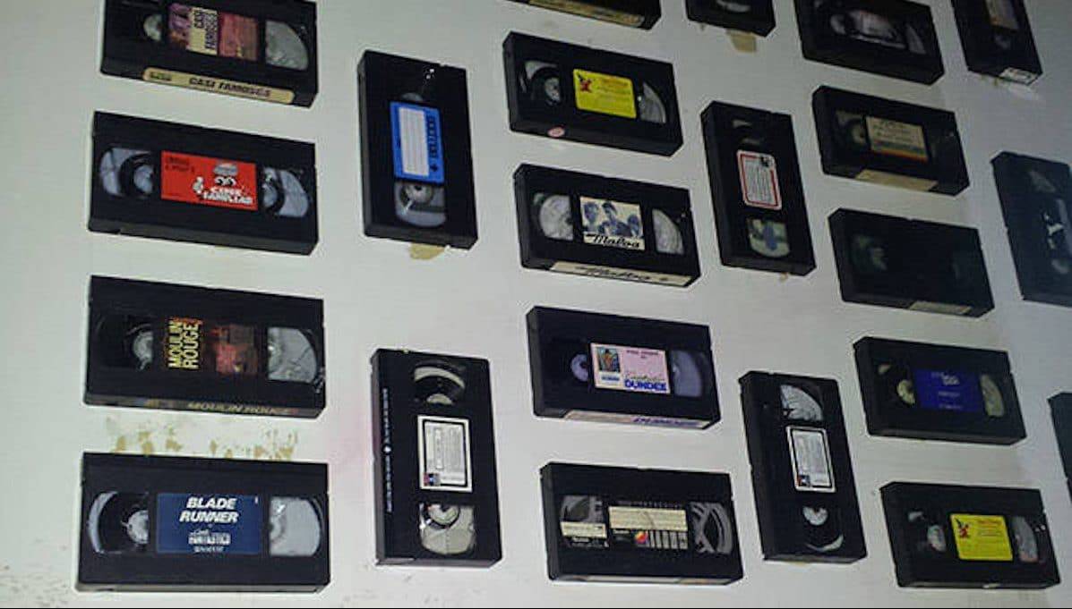 migliori bar polaroid: parete con videocassette