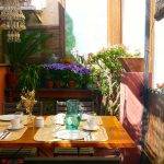 terrazza e tavoli per la colazione dell'hostal Poblenou