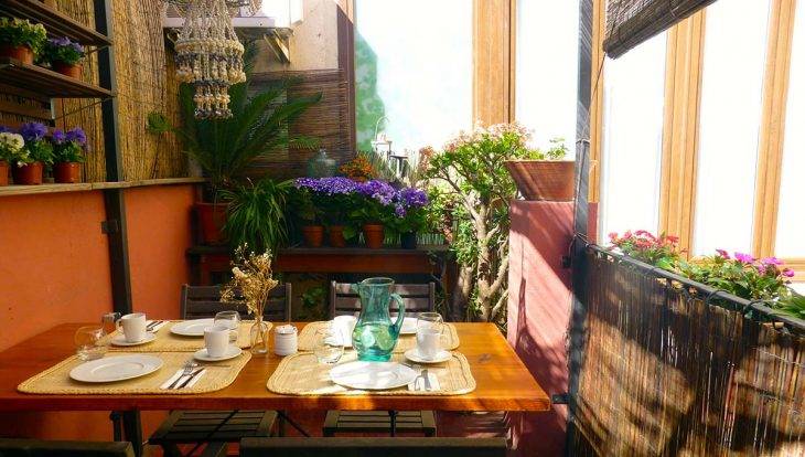 terrazza e tavoli per la colazione dell'hostal Poblenou