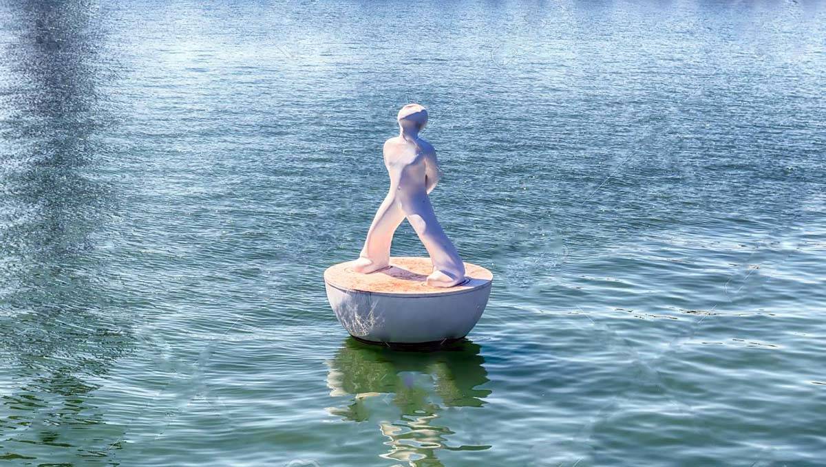 scultura galleggiante vicino al Maremagnum