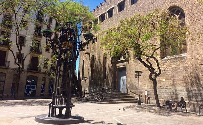 Visita guidata in bici: una piazza del Born